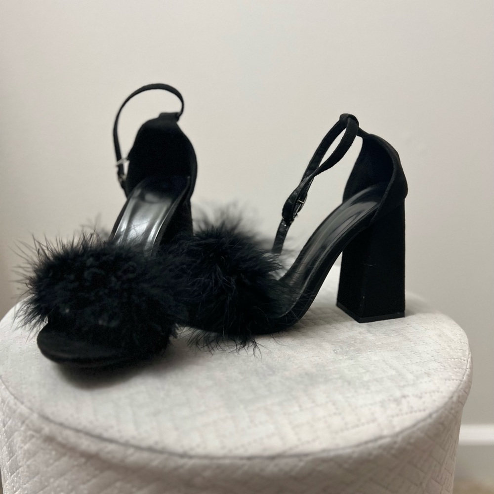 Size 6.5 Black feather heels!